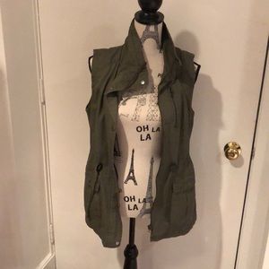 Vest-Army green color